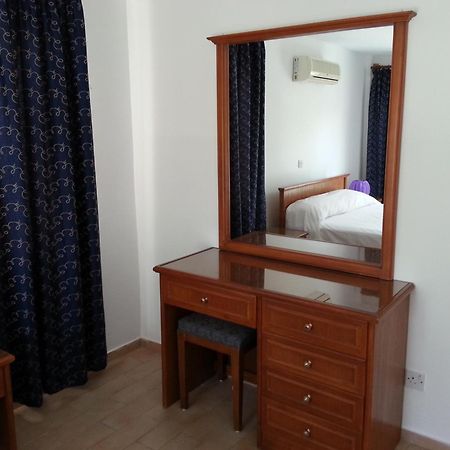 Pelides Apartments Larnaca Room photo